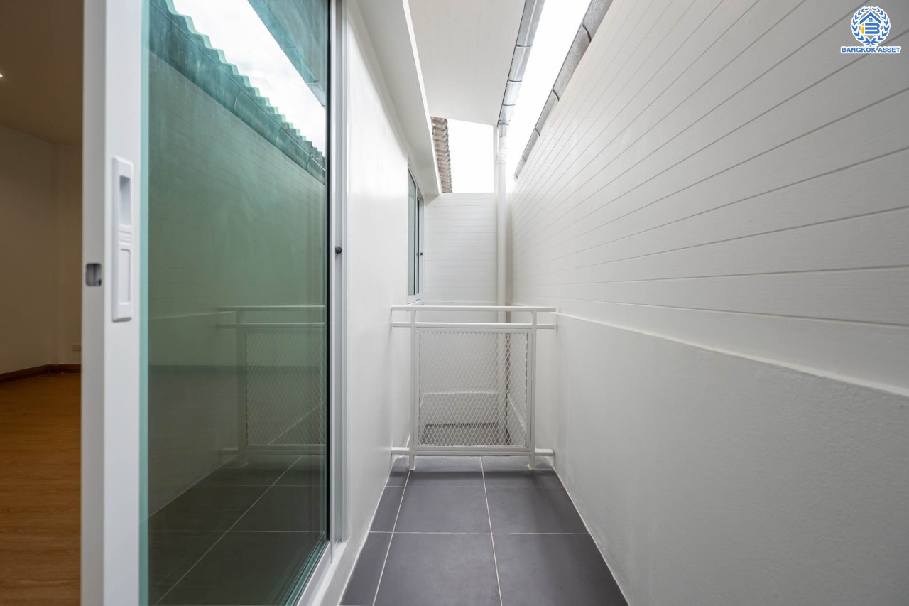 บ้านมือสองตกแต่งใหม่ ม.บัณฑิตโฮม ดอนเมือง เนื้อที่ 22.5 ตร.ว. ฟังก์ชัน 3 ห้องนอน 2 ห้องน้ำ จอดรถได้ 1 คัน บนทำเลศักยภาพ หน้าโครงการติดถนนวิภาวดี ใกล้สนามบินดอนเมือง ฟิวเจอร์พาร์ครังสิต, ม.รังสิต จุดขึ้นทางด่วน "โทลเวย์" และรถไฟฟ้าสายสีแดง "สถานีหลักหก"